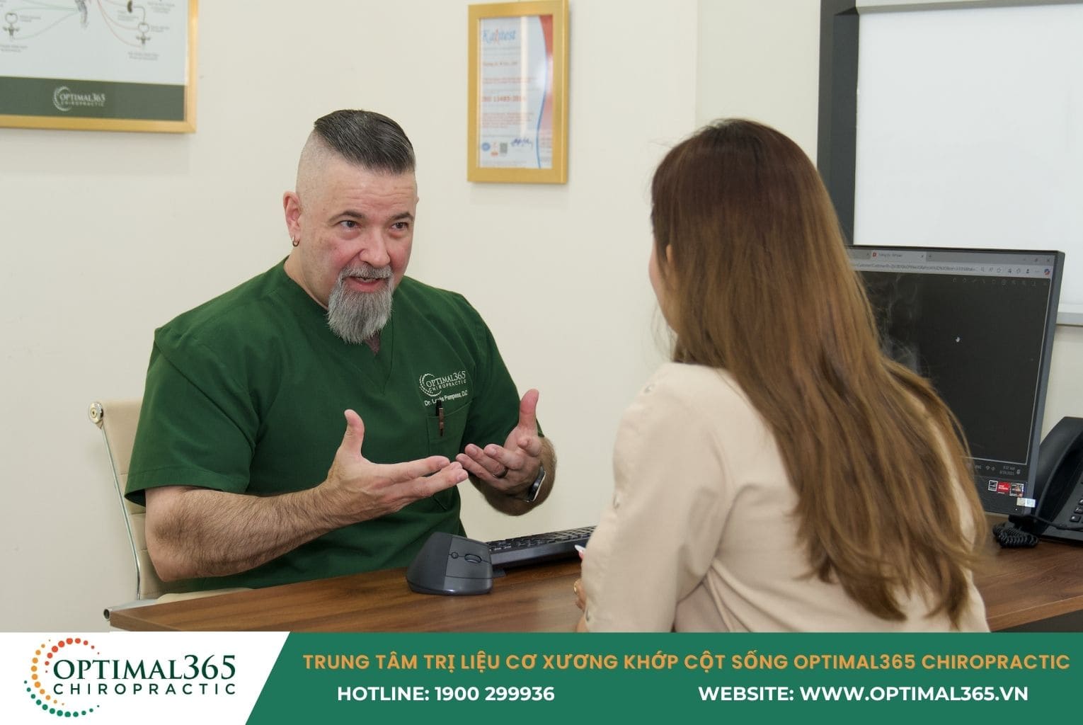 Bác sĩ Optimal365 Chiropractic tiến hành thăm khám trực tiếp