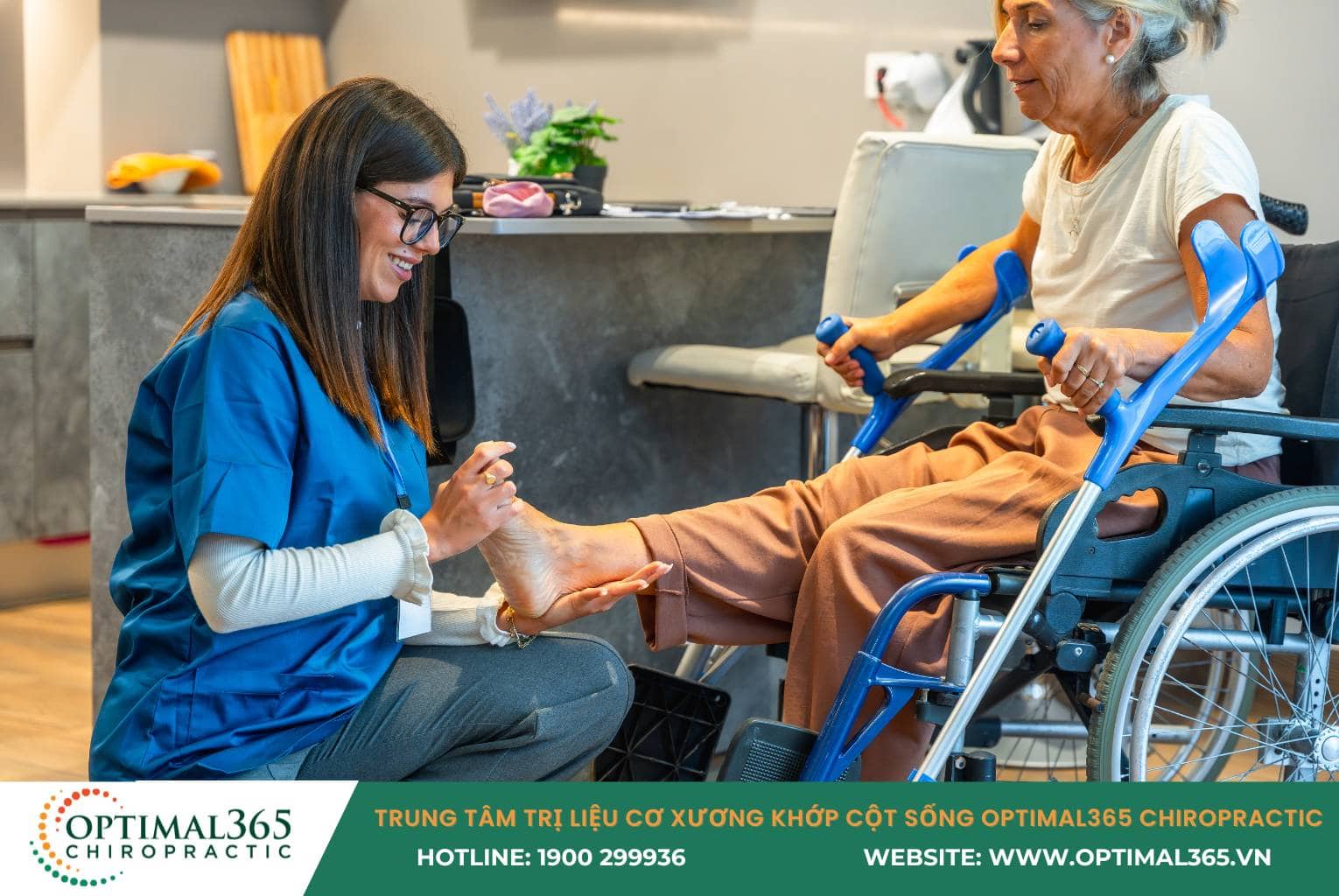 Bác sĩ thăm khám để xác định nguyên nhân gây tê bì tay chân ở người già do tiểu đường hay thoái hóa