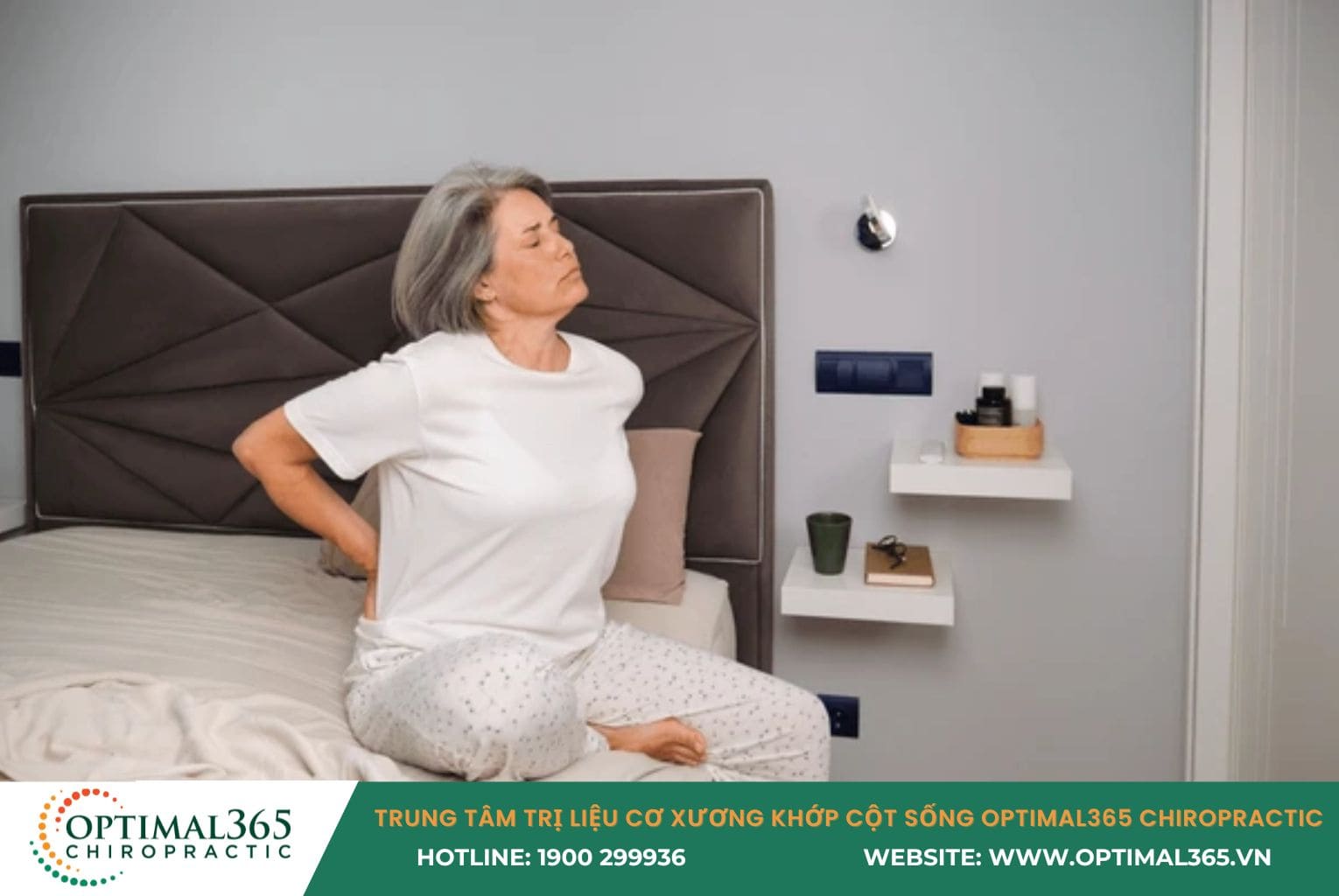 Phụ nữ trung niên bị cứng khớp và đau lưng vào buổi sáng do thoái hóa cột sống