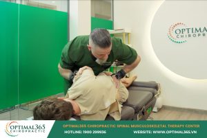 Người bệnh thực hiện bài tập phục hồi chức năng hỗ trợ trị liệu chiropractic cho thoát vị đĩa đệm