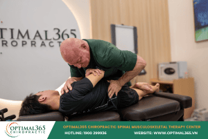 Chuyên viên đang thực hiện trị liệu chiropractic hỗ trợ người bệnh thoát vị đĩa đệm
