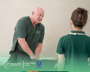 Tầm soát tư thế trong workshop chăm sóc cột sống cho doanh nghiệp tại Unilever