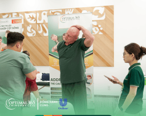 ác sĩ Eli dẫn dắt workshop chăm sóc cột sống cho doanh nghiệp tại Unilever