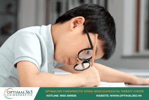 Bố mẹ đang kiểm tra tư thế đứng của trẻ để phát hiện sớm cong vẹo cột sống học đường