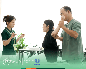 Hướng dẫn bài tập đơn giản trong workshop chăm sóc cột sống cho doanh nghiệp