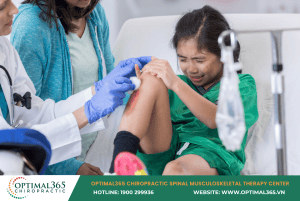 Trẻ em đang khởi động và giãn cơ trước khi chơi thể thao để phòng tránh chấn thương
