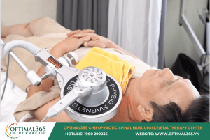 Chuyên viên đang thực hiện trị liệu cơ chuyên sâu cho bệnh nhân đông cứng khớp vai tại Optimal365 Chiropractic