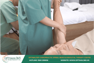 Người bệnh đang gặp khó khăn khi giơ tay do triệu chứng đông cứng khớp vai